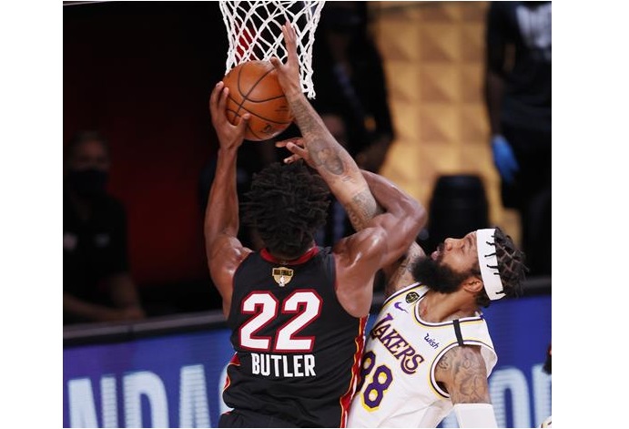 Butler aprovecha falta de intensidad de Lakers en 3er partido