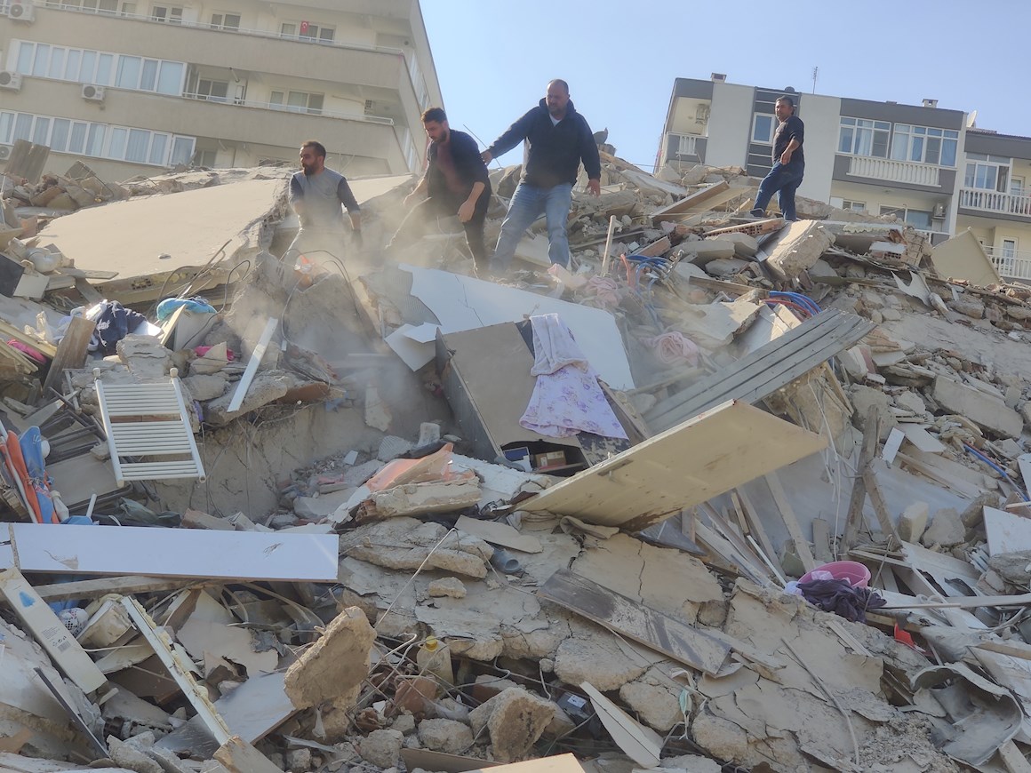 Al menos 4 muertos y 152 heridos en el terremoto en Esmirna
