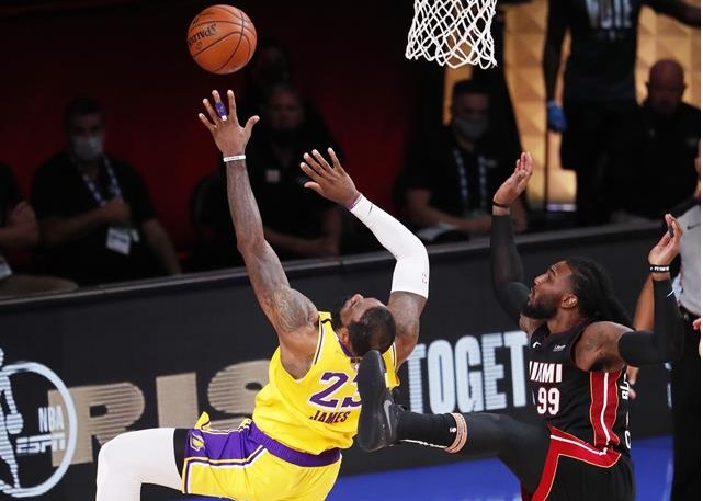 James y Davis ponen a Lakers a un triunfo del título de campeones
