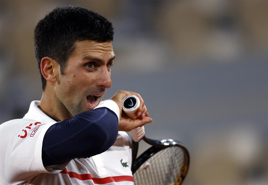 Djokovic sufrió para ganar derecho a enfrentar al griego Tsitsipas