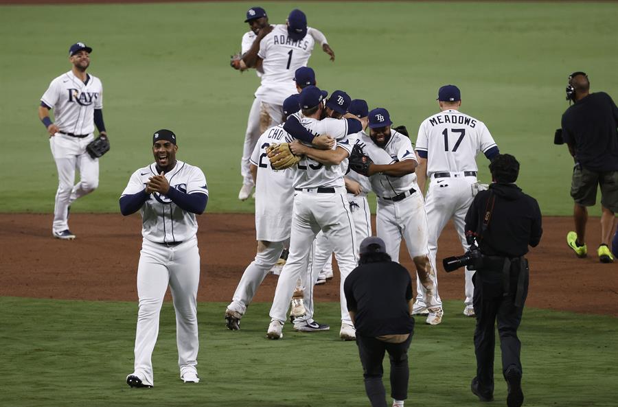 Rays a la Serie Mundial y Dodgers empatan la serie a Bravos