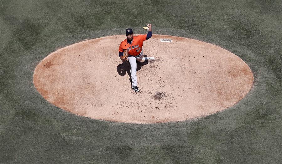 3 dominicanos entre 5 latinos en el montículo en inicio de la MLB
