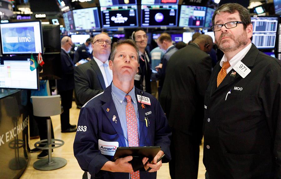 Wall Street cierra con pérdidas tras orden de Trump sobre paquete de estímulo