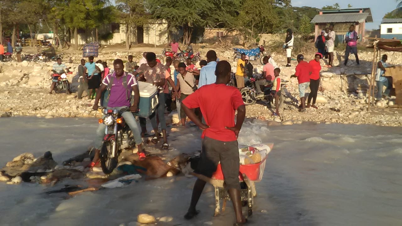 Se desborda río Pedernales y sorprende a los haitianos que intentaban suplirse de alimentos