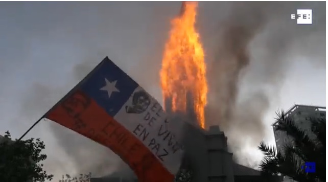 Chile: Iglesias incendiadas, saqueos y ataques a comisarías