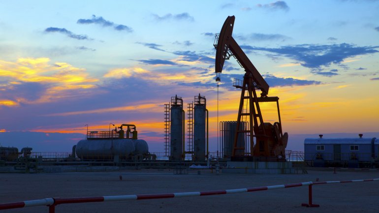 El petróleo de Texas abre casi plano, pendiente de los tipos de interés y Oriente Medio