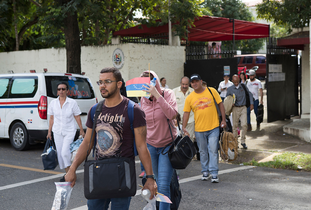 Venezolanos varados en República Dominicana por la pandemia están desesperados por regresar a su país