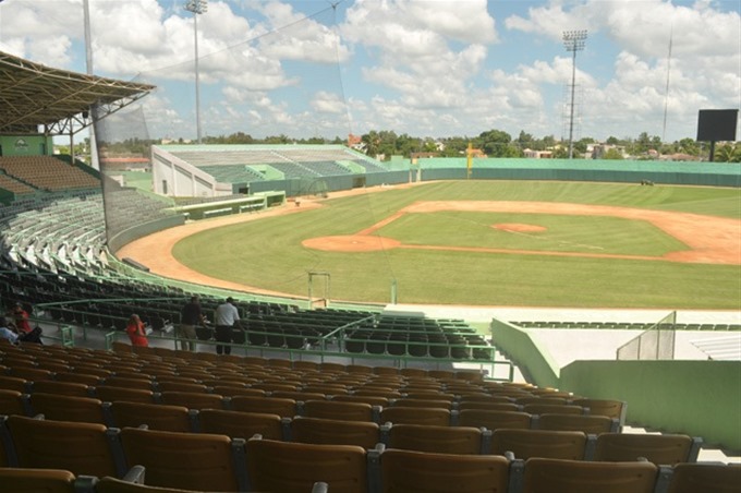 Abinader designa comités para la administración del estadio José Briceño y el Pabellón de Voleibol del Centro Olímpico