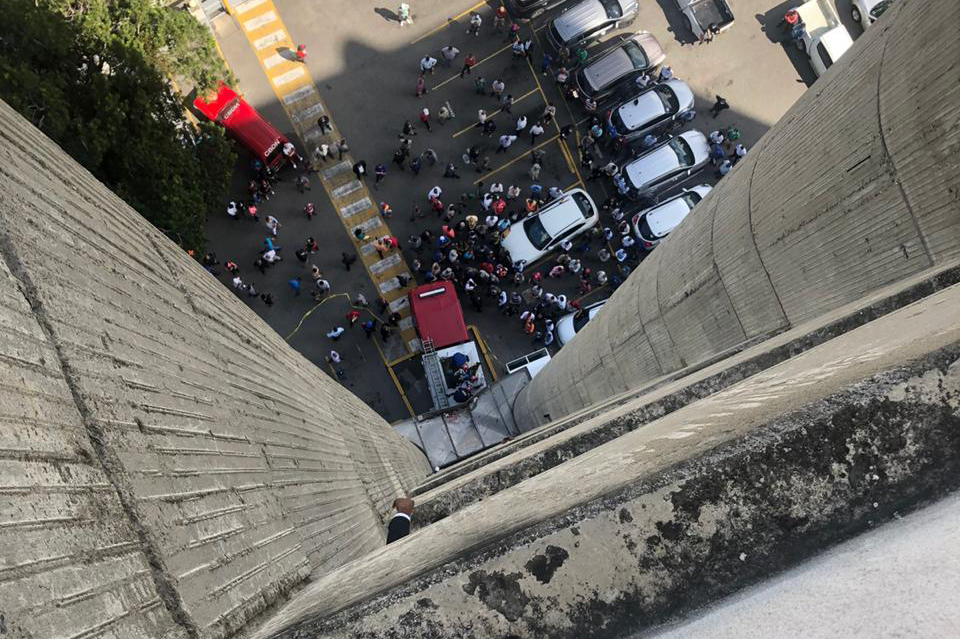 Hombre cae desde el piso 14 de El Huacal