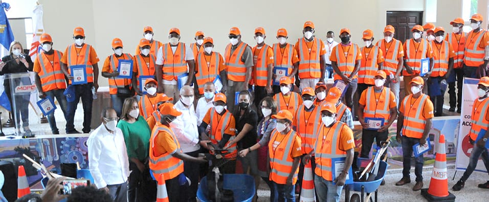 A través del  programa de mantenimiento vial MOPC anuncia creación de 400  empleos en Sánchez Ramírez