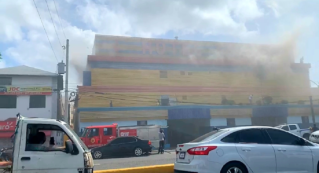 Bomberos controlan incendio en el hotel el Crucero, de la San Vicente de Paul