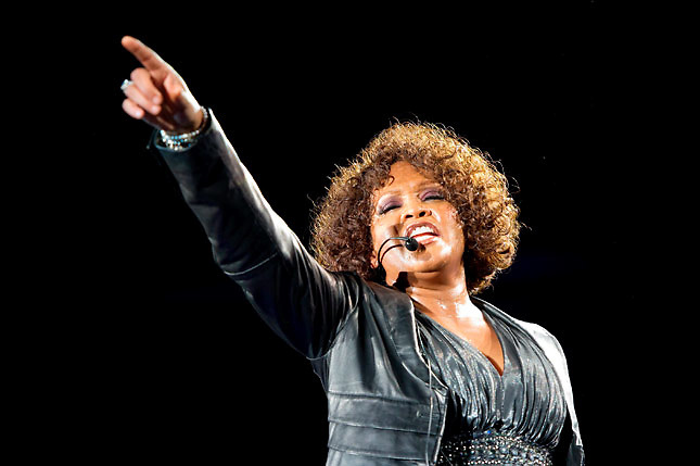 Whitney Houston se alza como primera cantante negra con 3 discos de diamante