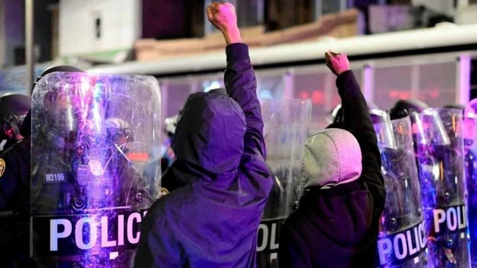 Violencia policial en Estrados Unidos: el dramático tiroteo de un enfermo mental en plena crisis hace rebrotar las protestas por la violencia policial contra los afroestadounidenses