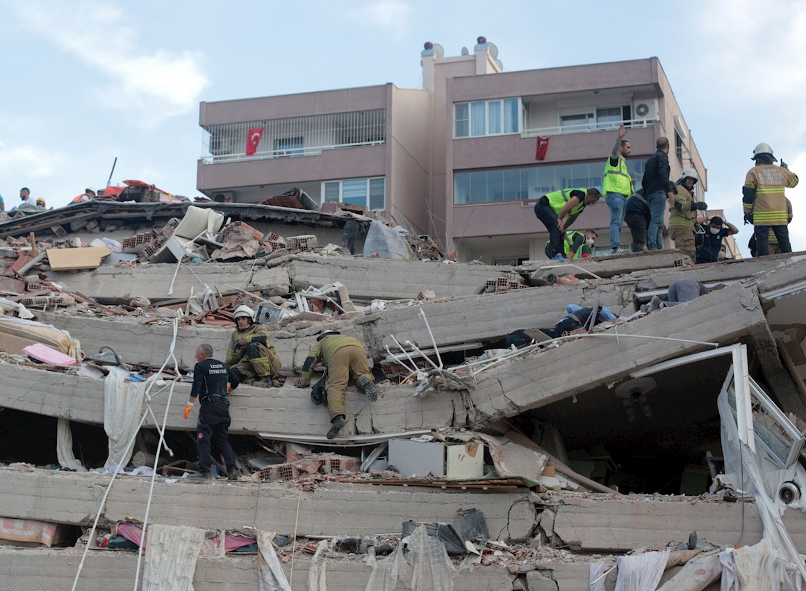 Al menos 12 muertos y 419 heridos en el terremoto en Esmirna