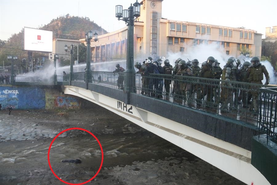 Joven cae al río de Santiago de Chile en jornada de protestas