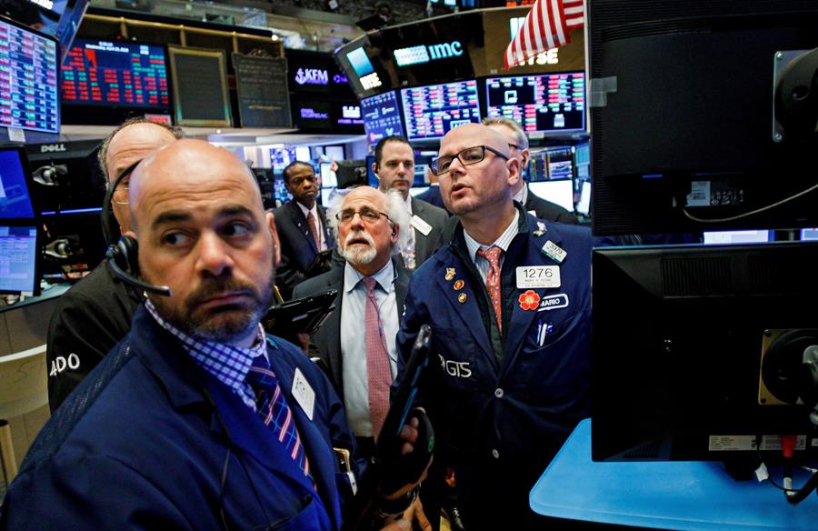 Wall Street cierra con pérdidas, escéptico respecto a un plan de estímulo