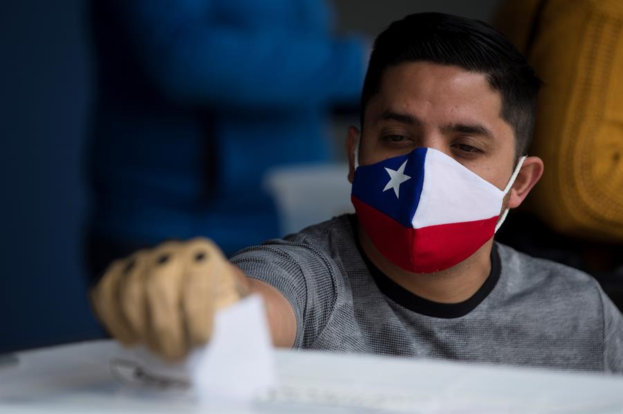Largas filas y paz en centros chilenos de votación en histórico plebiscito