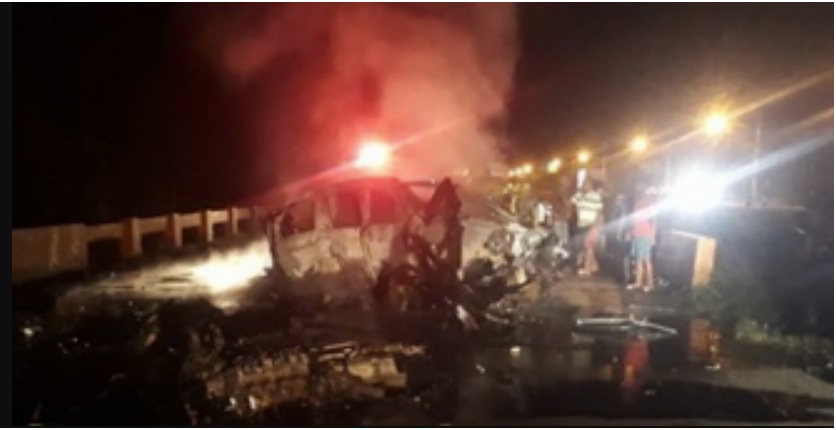 Cuatro muertos y dos quemados en choque en la autopista Duarte