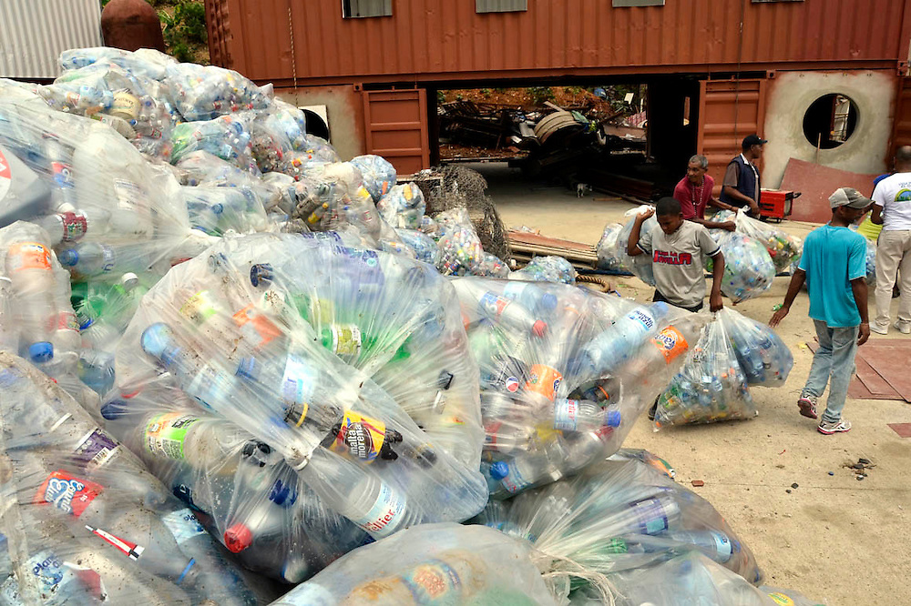 Alcanzado en Haina un gran acuerdo para recolección de botellas plásticas