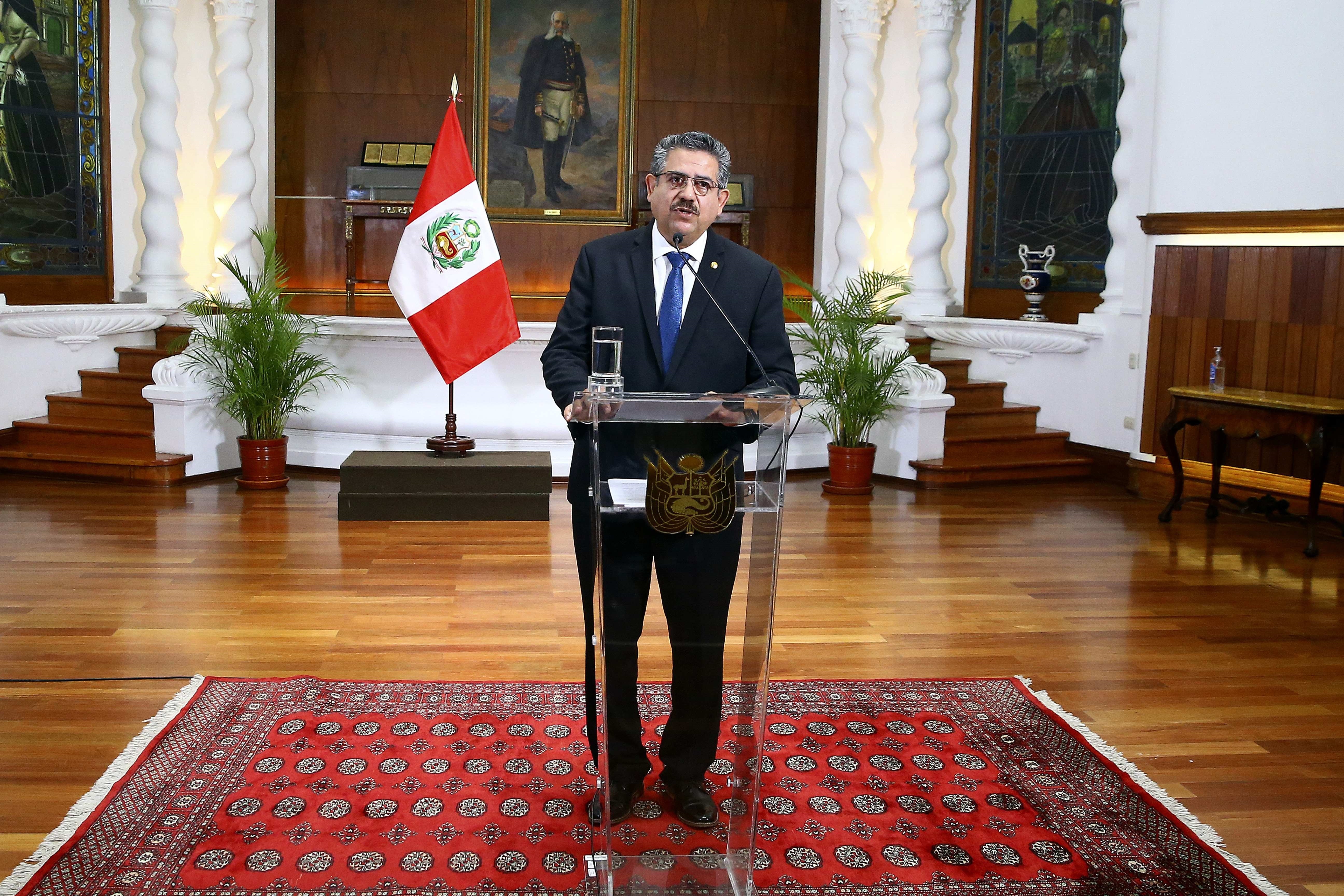 Presidente interino de Perú, Manuel Merino, anuncia dimisión irrevocable