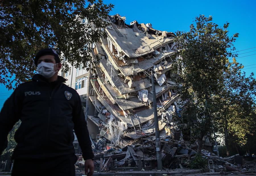 Mineros turcos interrumpen huelga para rescatar víctimas del sismo