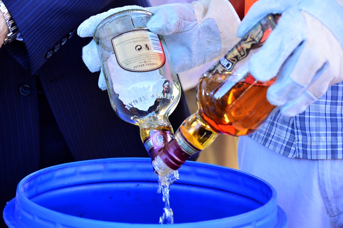 Las autoridades vierten miles de litros de alcohol de contrabando