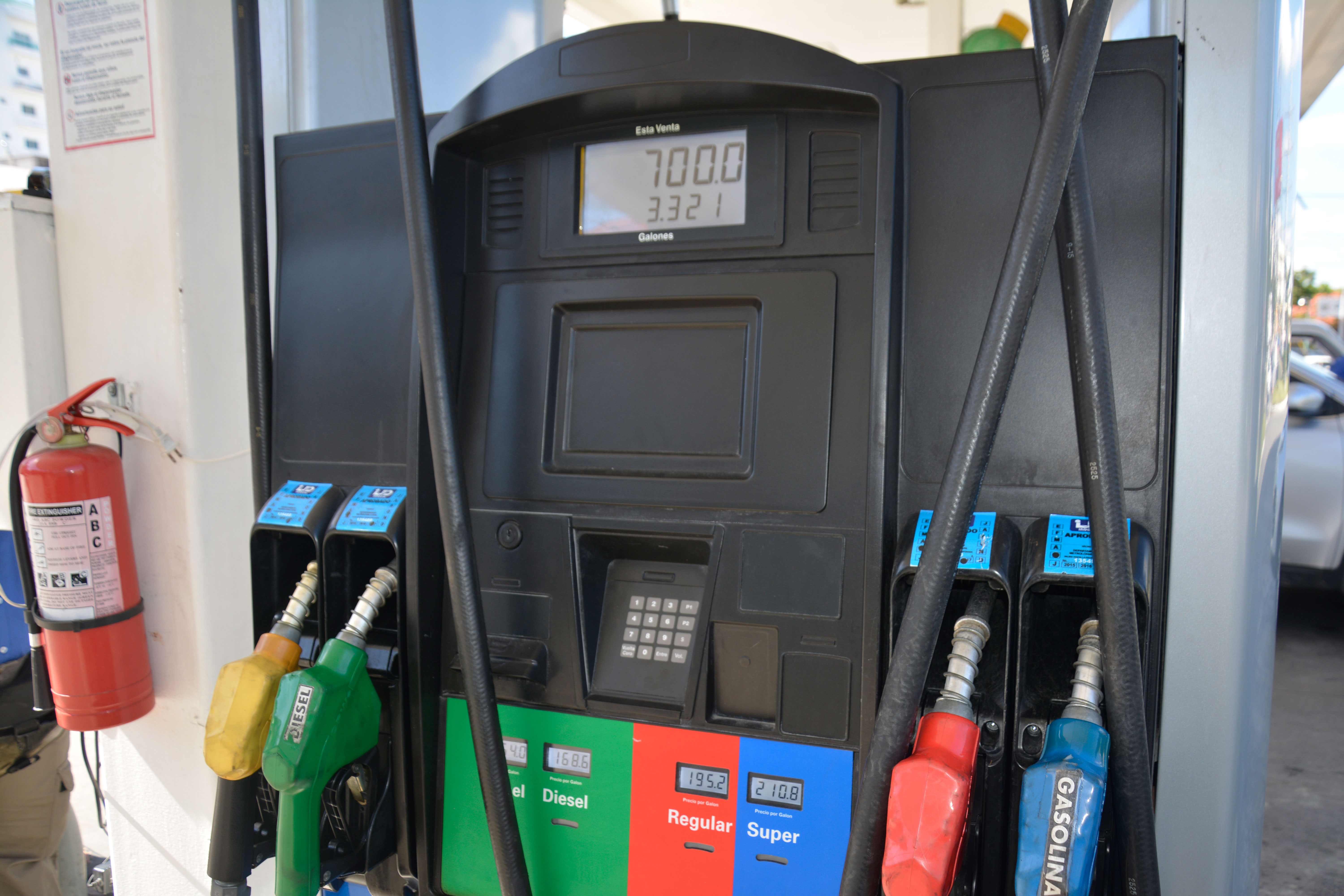 Industria y Comercio aumenta precio de los combustibles, menos gas natural