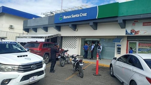 Asaltan sucursal del Banco Santa Cruz en Santiago