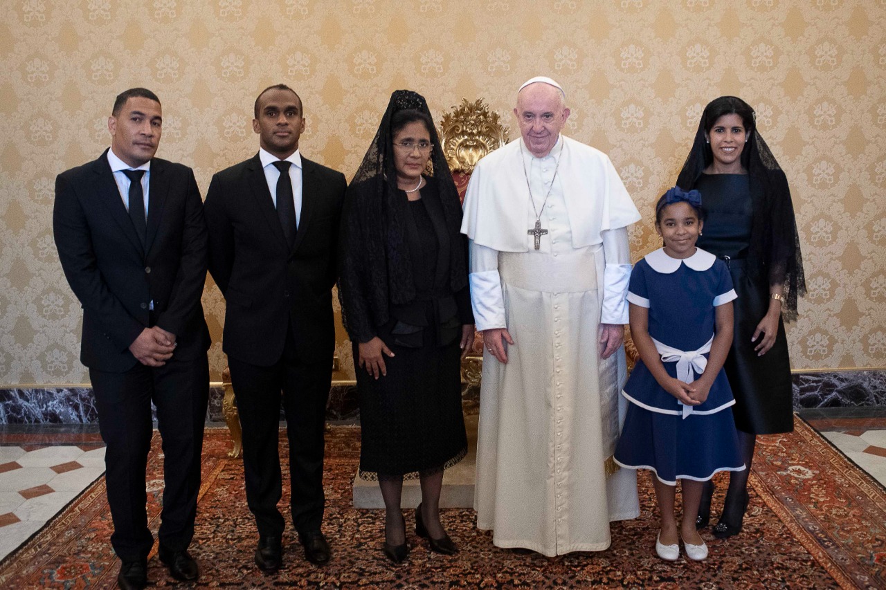 Primera mujer embajadora fue recibida por el papa Francisco