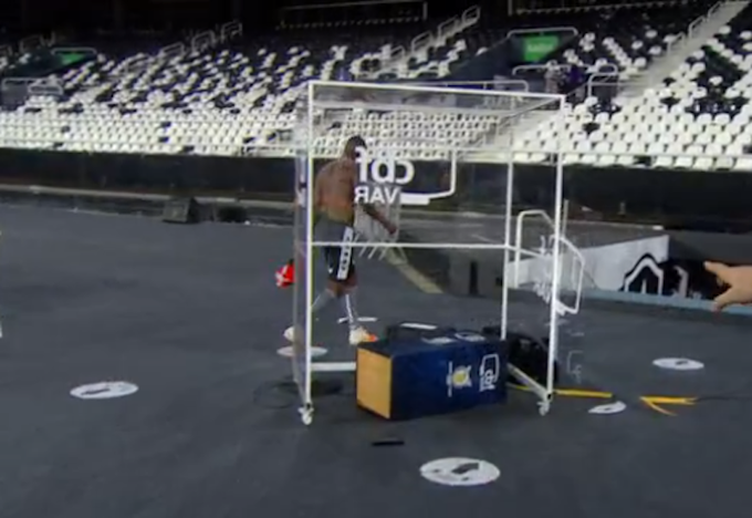 Sancionan y multan a futbolista por dar patada al VAR Sancionan y multan a futbolista por dar patada al VAR