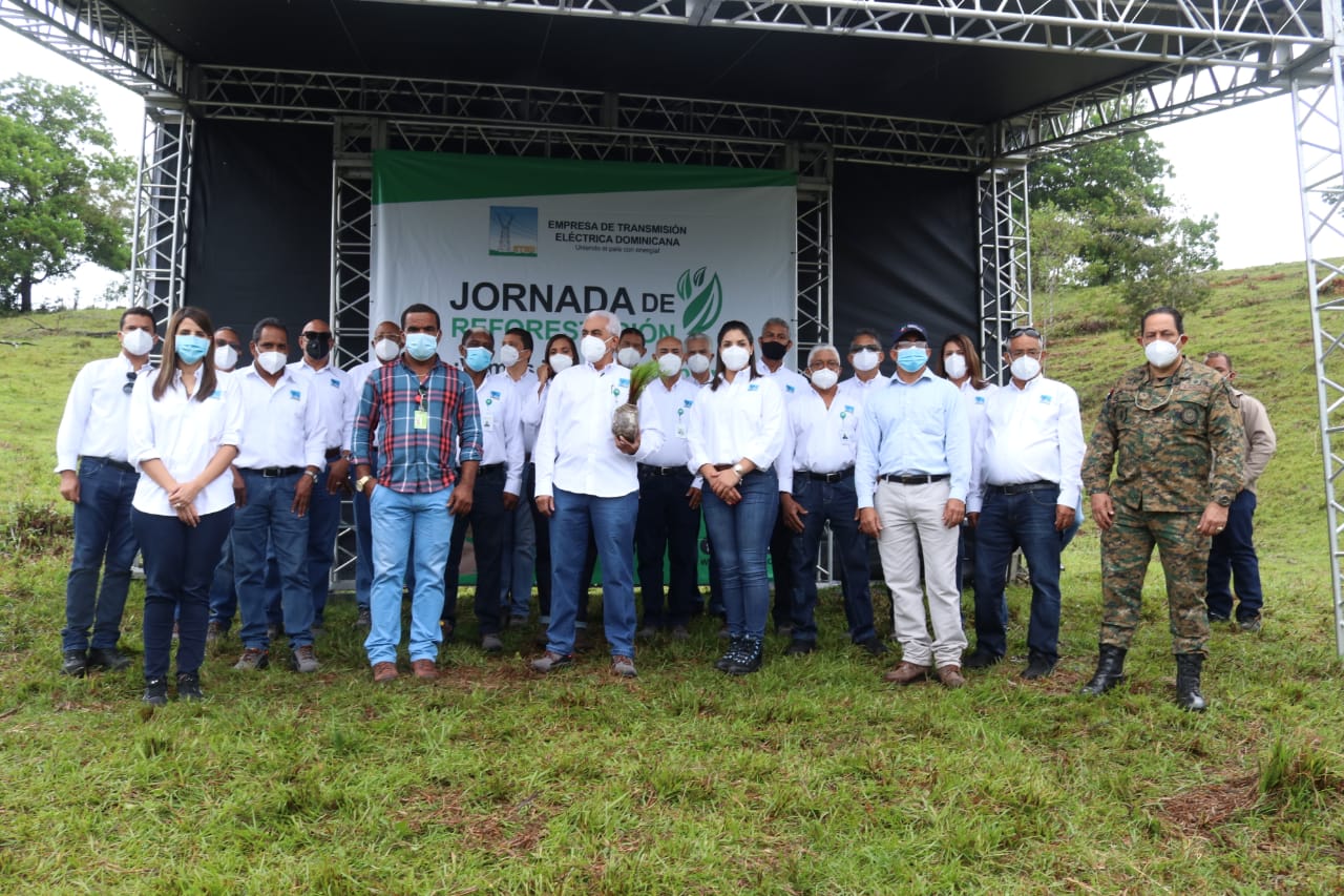 Transmisión Eléctrica Dominicana siembra 2 mil plantas en Villa Altagracia