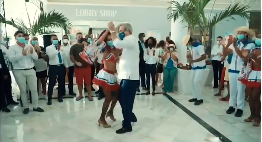 Primera dama reclama a Abinader bailarle 