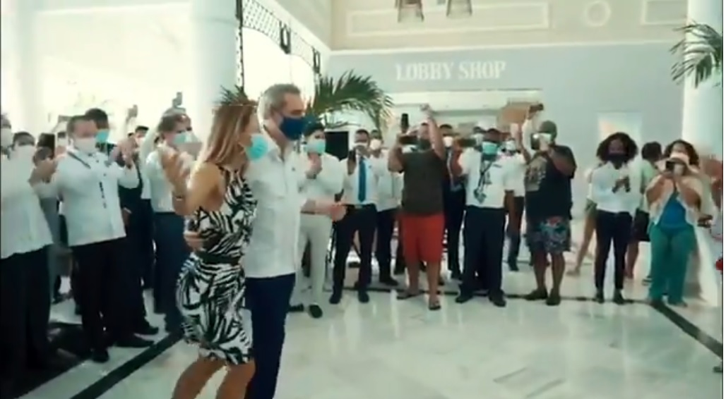 Abinader dice que baila bien cuando está contento