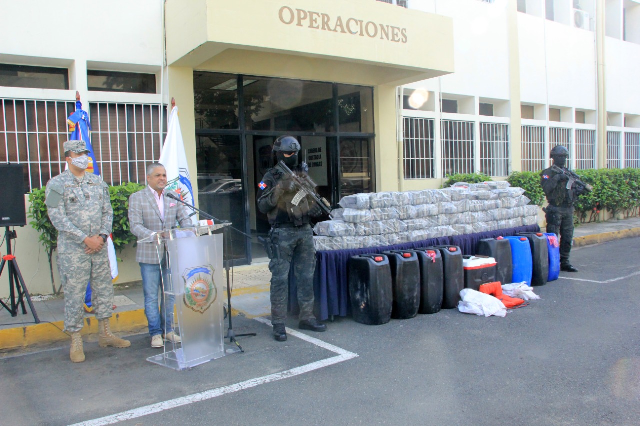 Decomisan cocaína y arrestan a seis hombres en Azua