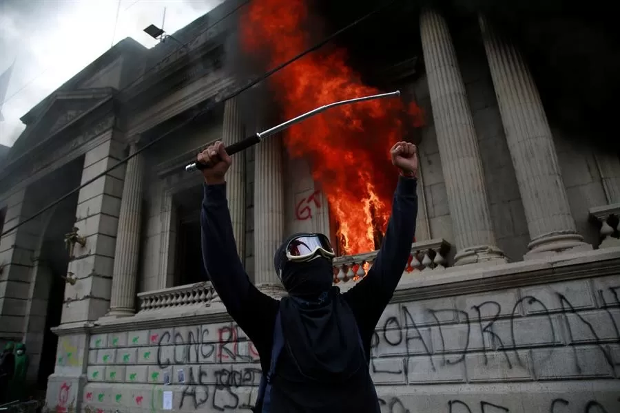 Manifestantes toman Congreso de Guatemala y le prenden fuego