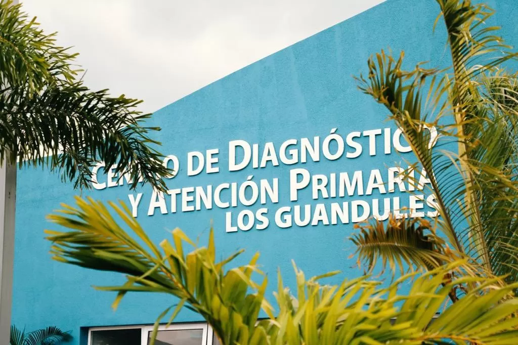 Abinader entrega centro médico en Santiago