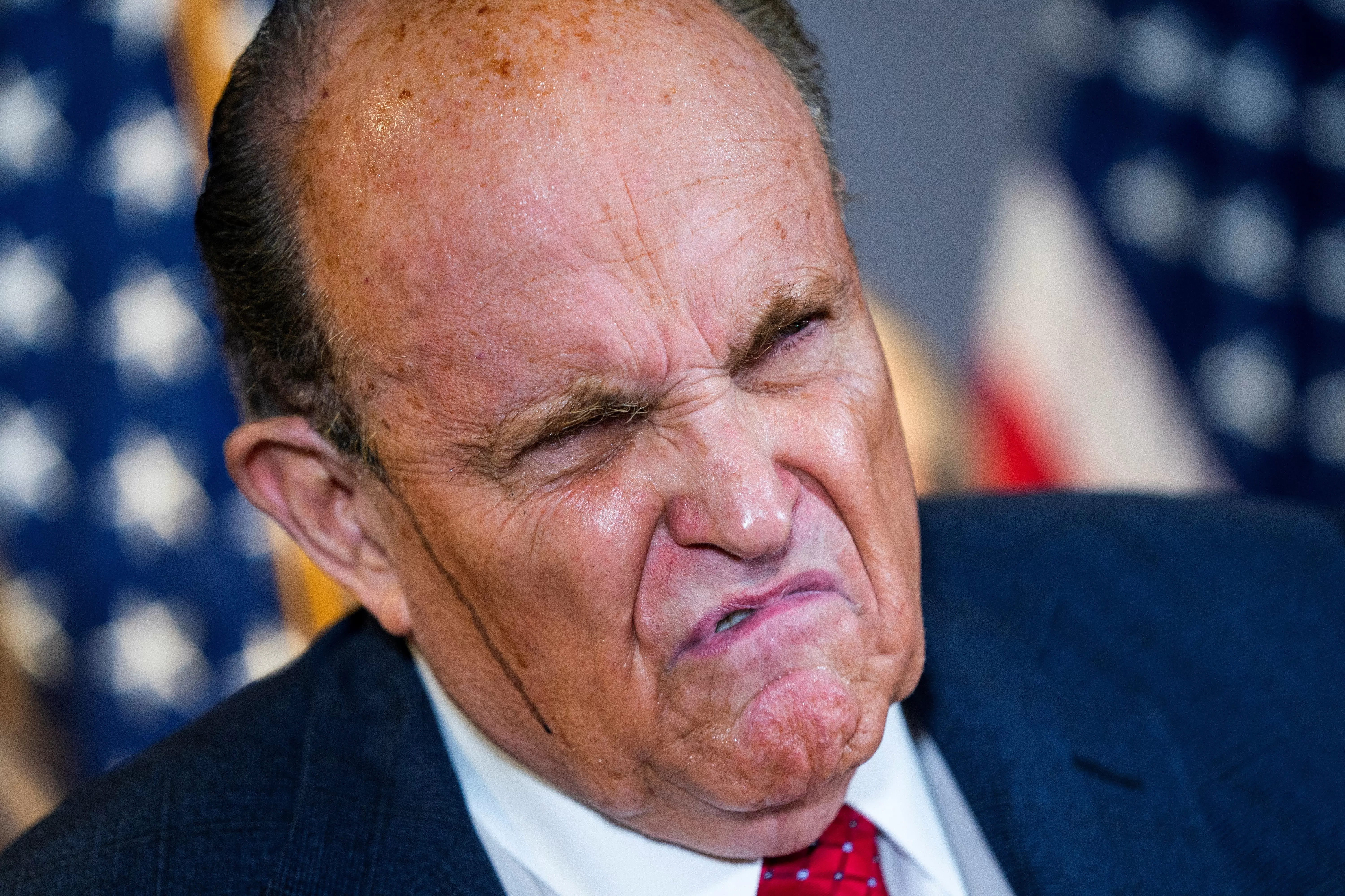 Giuliani usa tinte de pelo barato… se le 