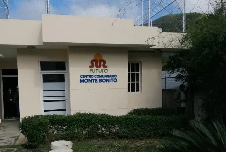 CNE entrega sistema fotovoltaico centro comunitario Monte Bonito, Azua