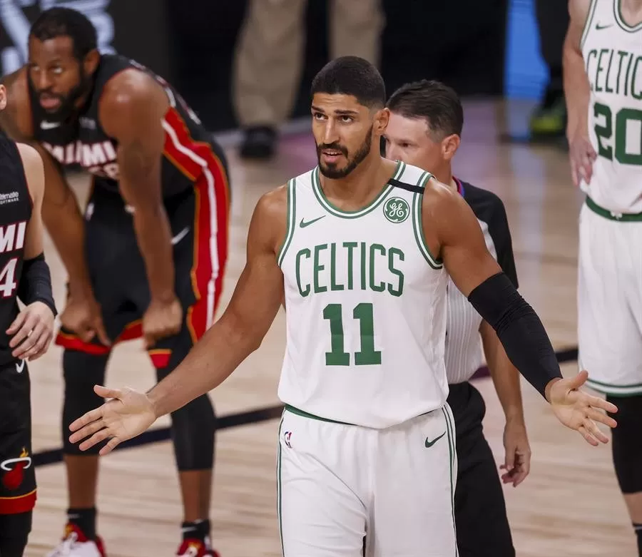 Celtics ganan a los Bucks en jornada con partido suspendido por coronavirus