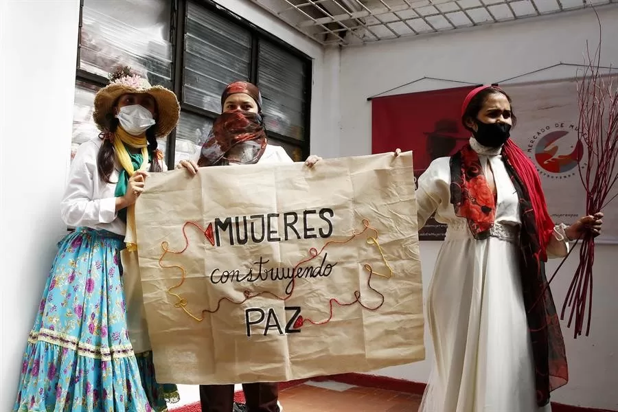 Mujeres excombatientes de las FARC abren mercado en Medellín
