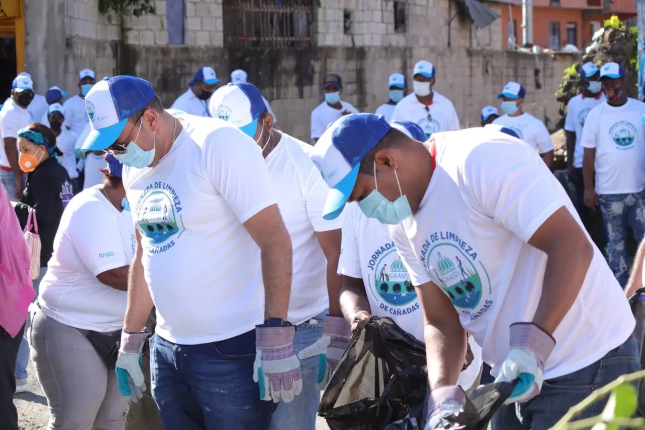 CAASD realiza jornada de limpieza de cañadas en Gran Santo Domingo