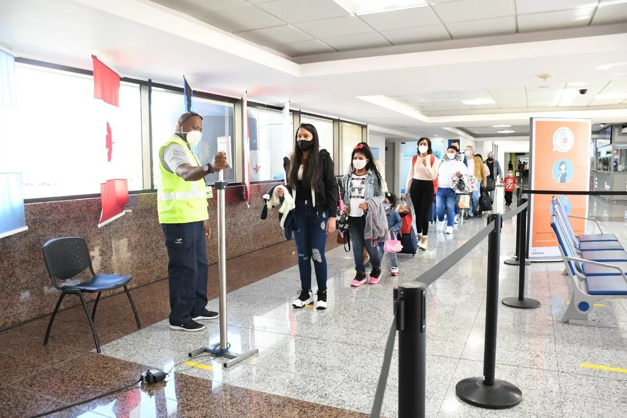 Refuerzan medidas en aeropuertos ante aumento de pasajeros en medio de covid