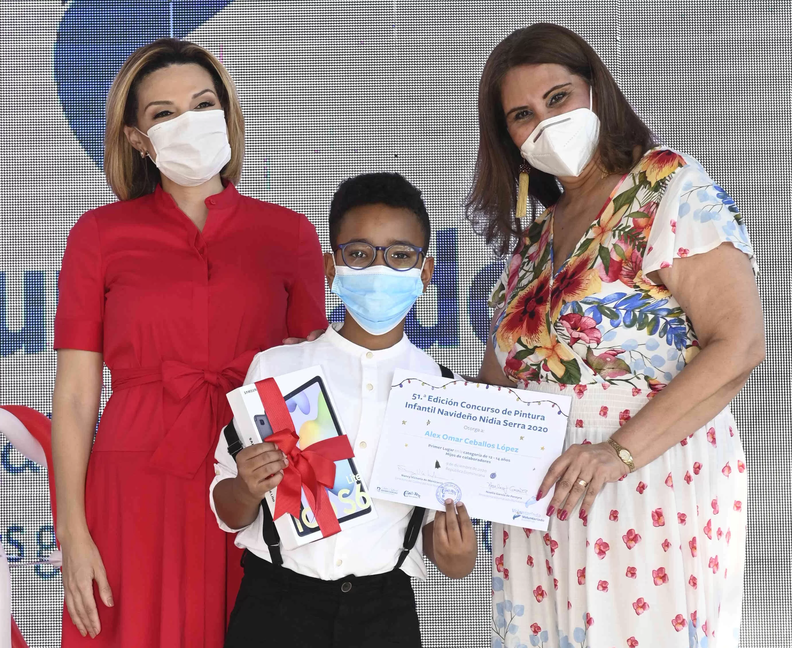 Voluntariado Banreservas premia a niños ganadores de concurso de pintura navideña