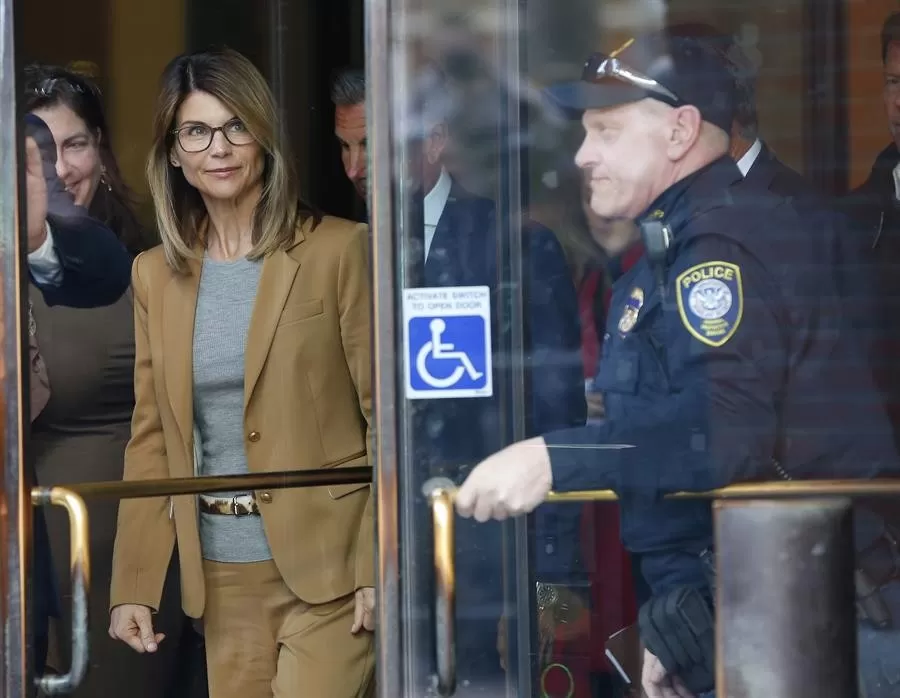 Lori Loughlin sale de prisión tras cumplir condena por soborno