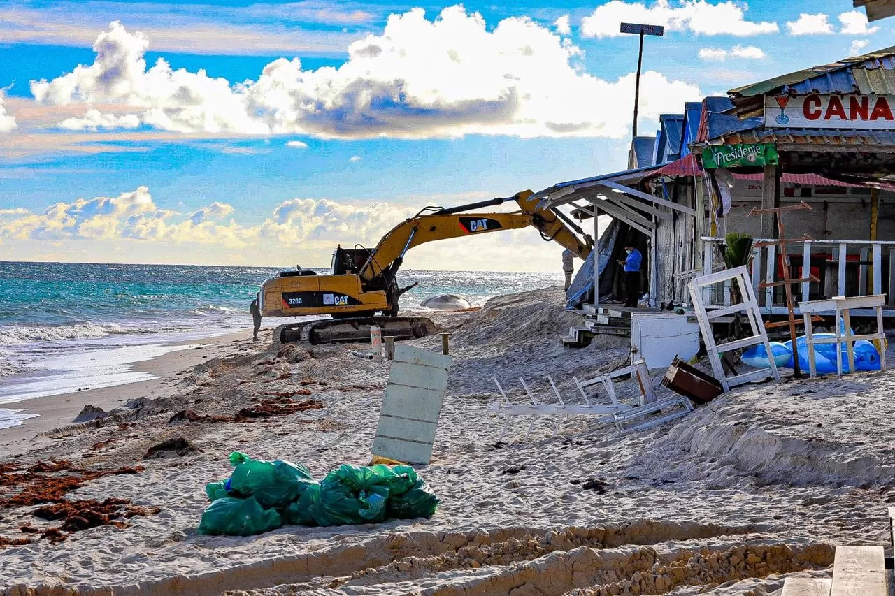 Medio Ambiente inicia retiro de negocios que operaban de manera ilegal en Playa Arena Gorda 