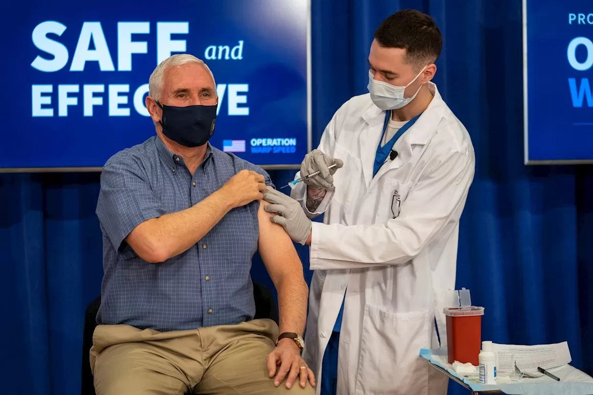 Mike Pence se pone en público la vacuna de la covid-19 para generar confianza