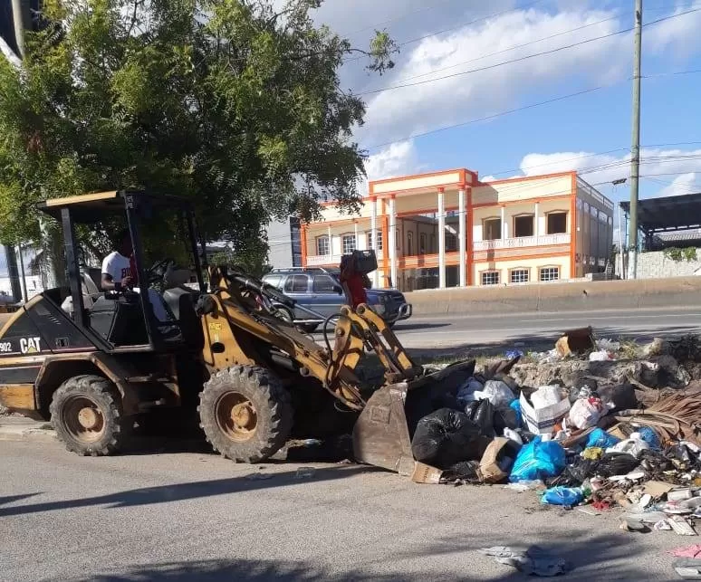Recogen cientos de toneladas de basura mediante operativo en Boca Chica