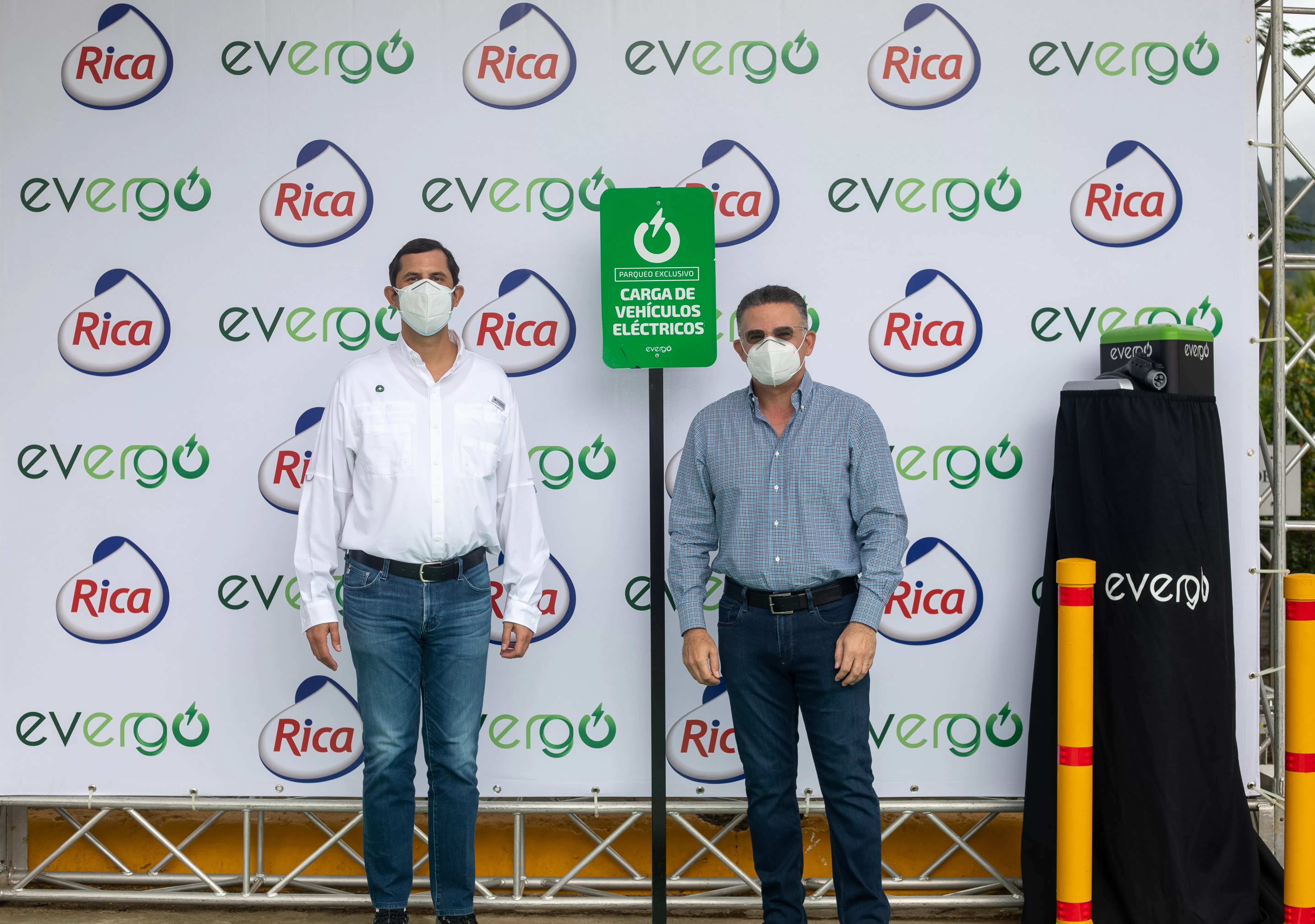 Evergo y Grupo Rica impulsan la movilidad eléctrica en la ruta del Cibao