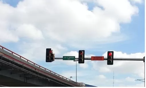 Intrant coloca semáforos en la avenida Jacobo Majluta para reducir accidentes