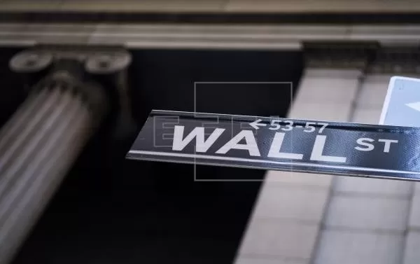 Wall Street abre en terreno mixto, preocupado por la inflación y el paro